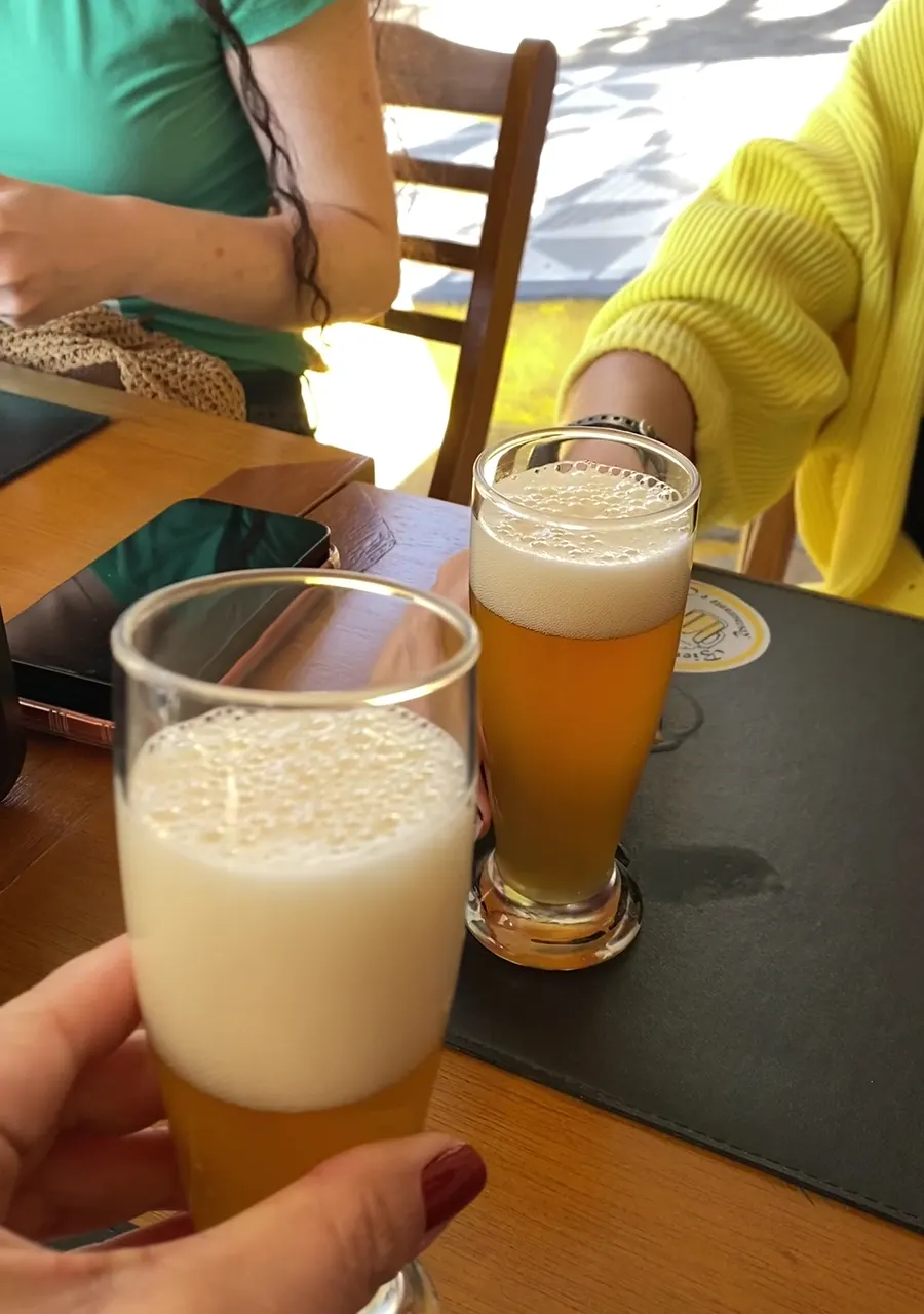 Dois copos de chope erguidos para um brinde
